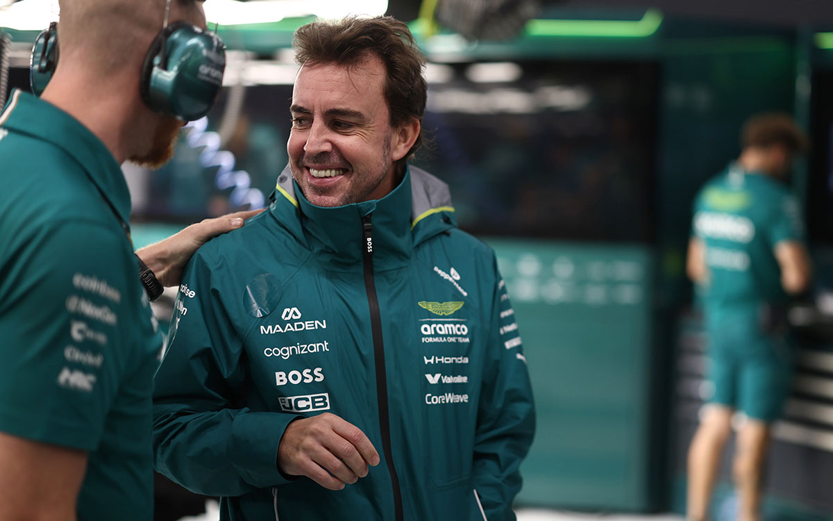 ガレージ内でチームスタッフと笑顔で言葉を交わすフェルナンド・アロンソ（アストンマーティン・ホンダ）、2026年8月21日(金) F1オランダGP FP1（ザントフォールト・サーキット）