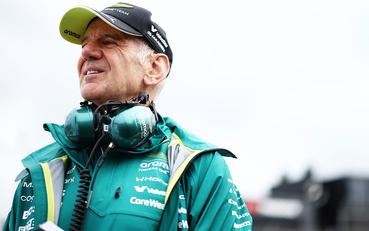 決勝のグリッドでコースを見つめるエイドリアン・ニューウェイ（アストンマーティン・ホンダF1チーム代表兼マネージング・テクニカル・パートナー）、2026年8月23日(日) F1オランダGP