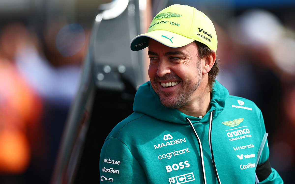 決勝前に笑顔を見せるフェルナンド・アロンソ（アストンマーティン・ホンダ）、2026年8月23日(日) F1オランダGP（ザントフォールト・サーキット）