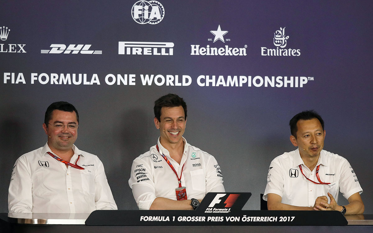 FIA記者会見に出席するエリック・ブーリエ（マクラーレン・ホンダ）、トト・ウォルフ（メルセデス エグゼクティブディレクター）、長谷川祐介（ホンダF1プロジェクト総責任者）、2017年7月7日(金) F1オーストリアGPメディアデー（レッドブル・リンク）