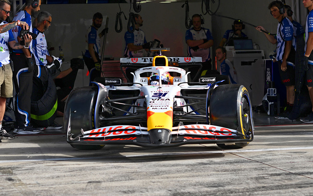 ガレージからコースへ向かうニコラ・ツォロフのレーシング・ブルズ2025年型F1マシン「VCARB 02」、2026年8月27日(木) TPC（イモラ・サーキット）