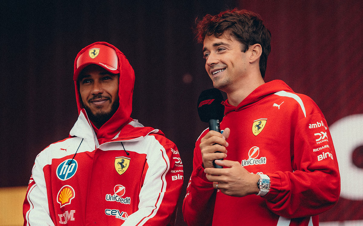 ステージ上でマイクを手に笑顔を見せるフェラーリのシャルル・ルクレールと隣に立つルイス・ハミルトン、2026年8月22日(土) F1オランダGP
