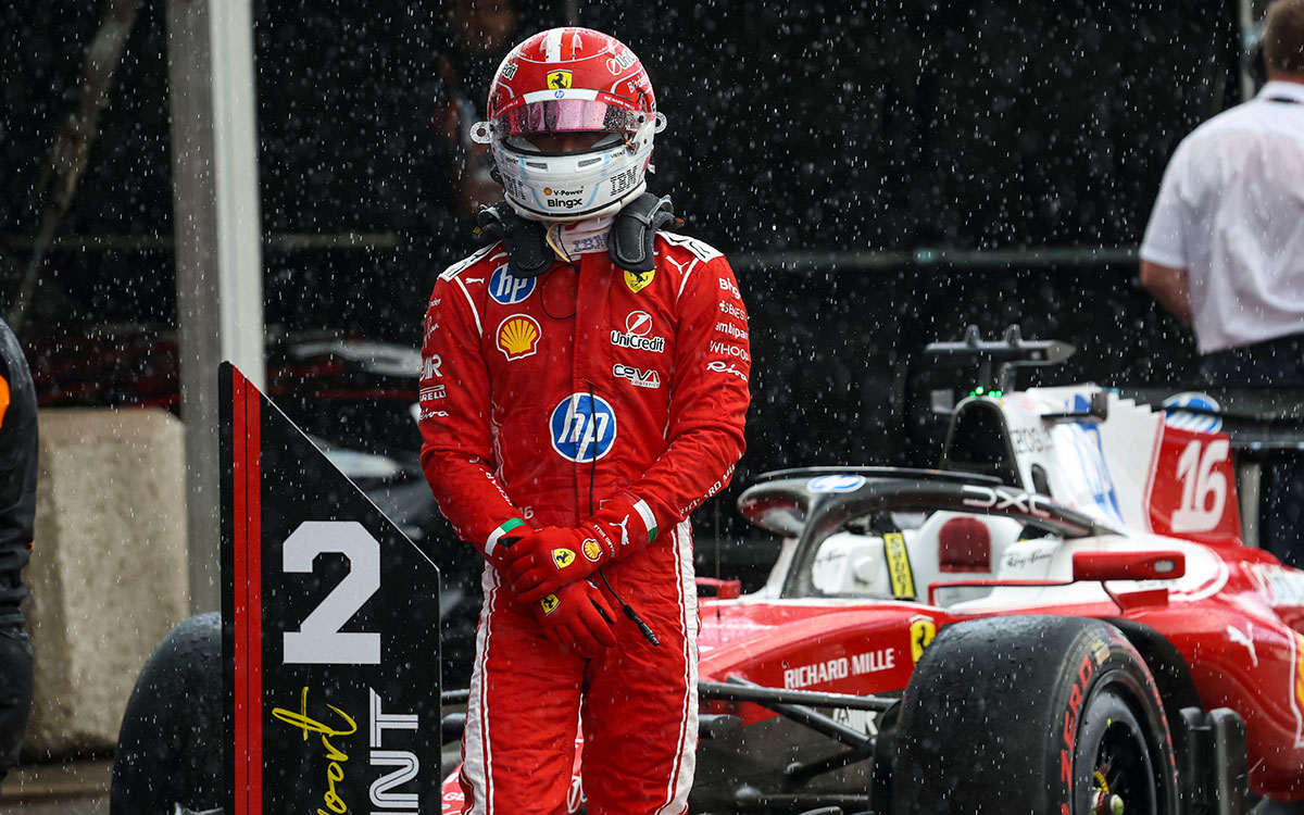 雨が降るピットレーンで2位ボードの脇に立つシャルル・ルクレール（フェラーリ）、2026年8月22日(土) F1オランダGPスプリント