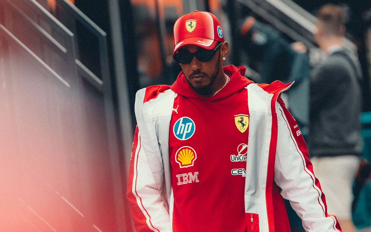 パドックを歩くルイス・ハミルトン（フェラーリ）、2026年8月21日(金) F1オランダGPフリー走行（ザントフォールト・サーキット）