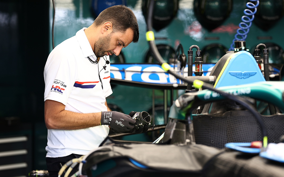アストンマーティンのガレージで部品を確認するホンダ・レーシングのメカニック、2026年8月20日(木) F1オランダGPメディアデー（ザントフォールト・サーキット）