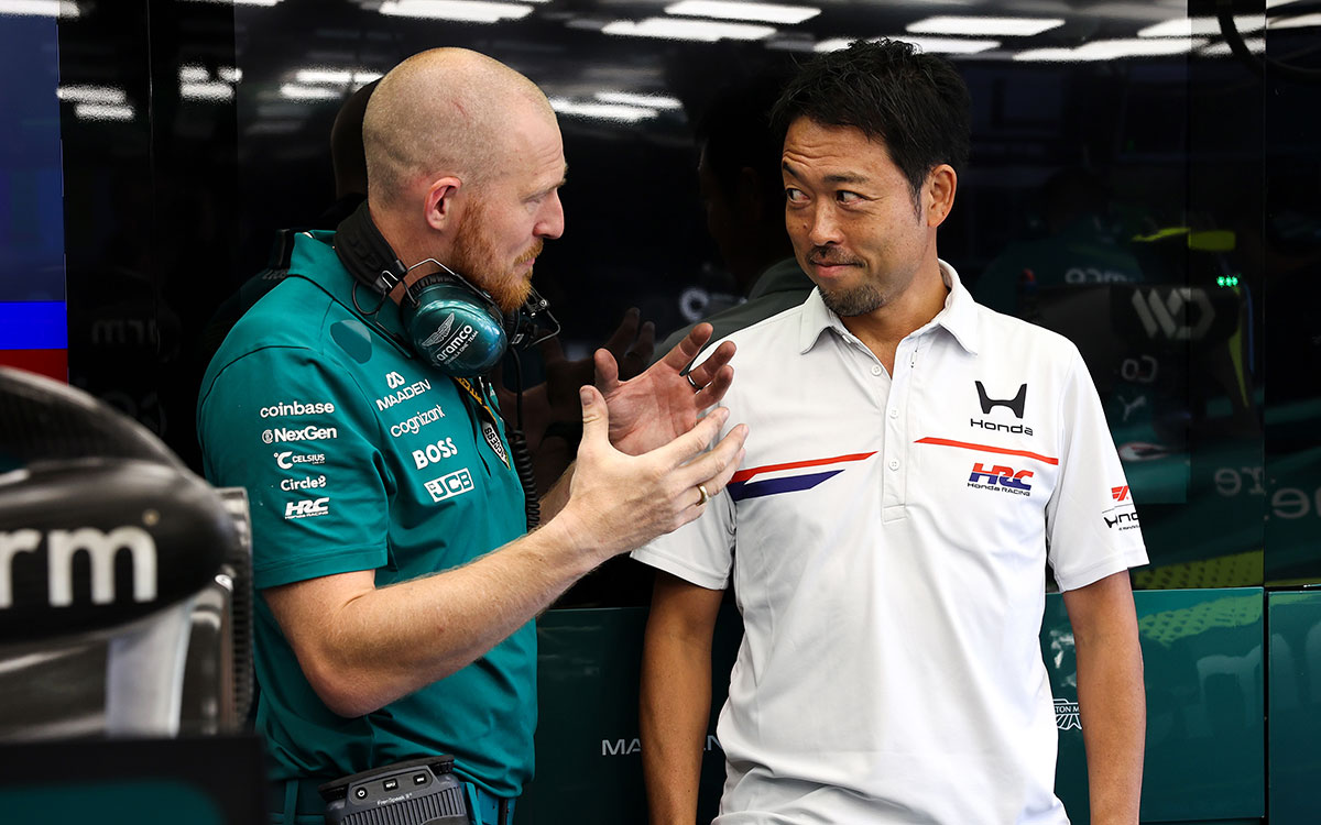 アストンマーティン・ホンダのガレージでエンジニアと話す折原伸太郎（HRCトラックサイド・ゼネラルマネージャー兼チーフエンジニア）、2026年8月21日(金) F1オランダGPプラクティス前（ザントフォールト・サーキット）