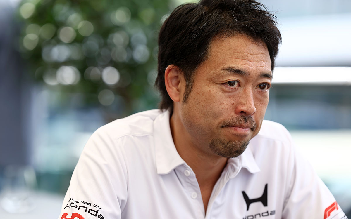 真剣な表情で取材に応じる折原慎太郎（ホンダ・レーシング、トラックサイド・ゼネラルマネージャー兼チーフエンジニア）、2026年7月23日(木) F1ハンガリーGPメディアデー（ハンガロリンク）