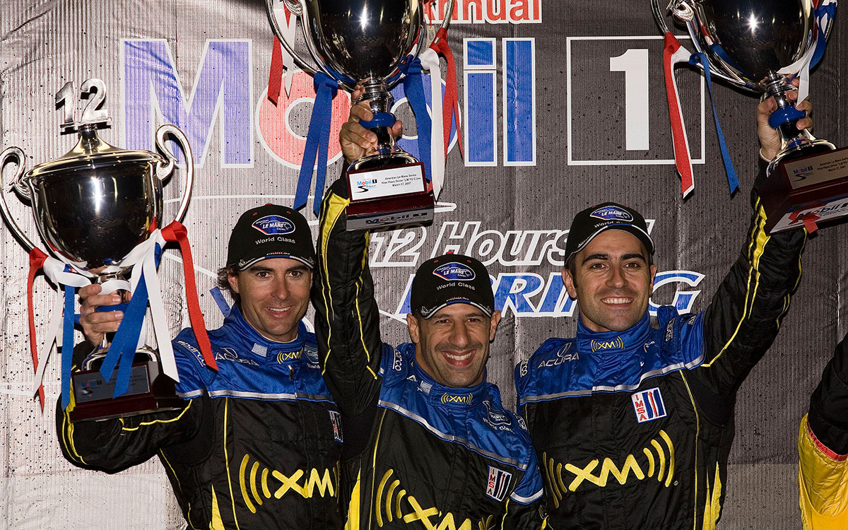 セブリング12時間レースのLMP2クラス優勝トロフィーを掲げるダリオ・フランキッティ、ブライアン・ハータ、トニー・カナーン、2007年3月17日(土) セブリング12時間レース表彰式