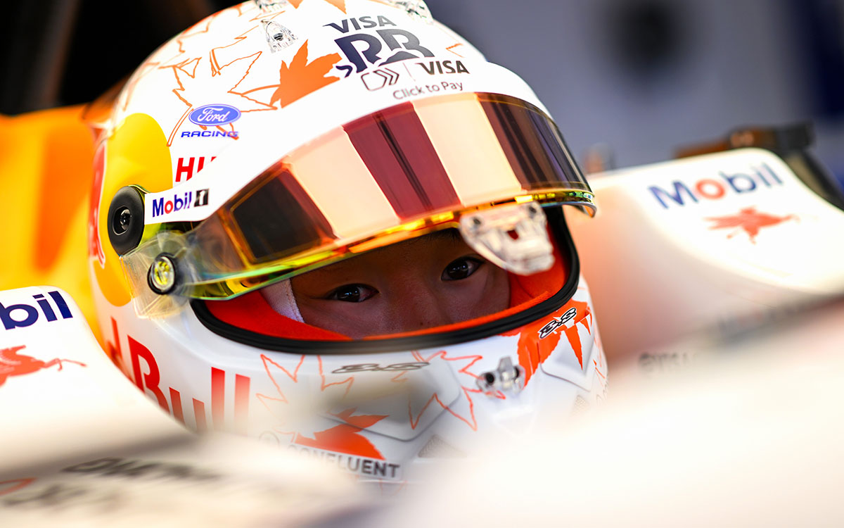 ガレージでシート合わせを行う角田裕毅（レーシング・ブルズ）、2026年8月20日(木) F1オランダGPメディアデー（ザントフォールト・サーキット）