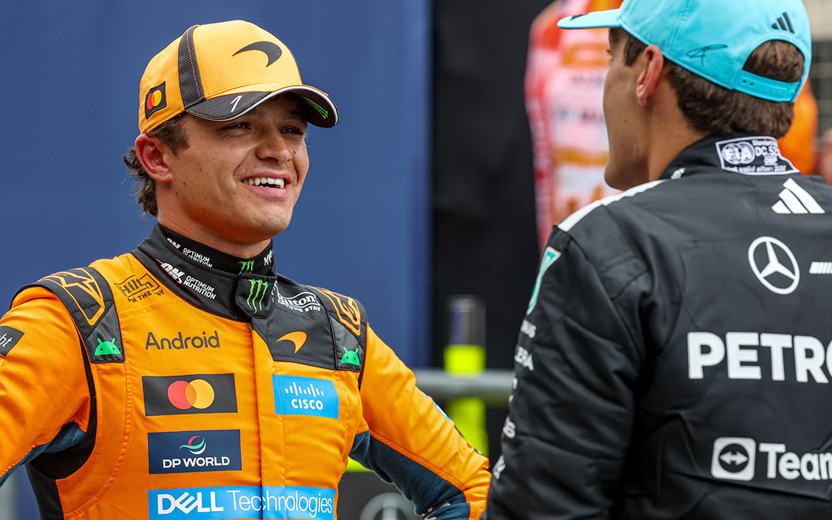 予選後に笑顔でジョージ・ラッセル（メルセデス）と話すランド・ノリス（マクラーレン）、2026年8月22日(土) F1オランダGP（ザントフォールト・サーキット）