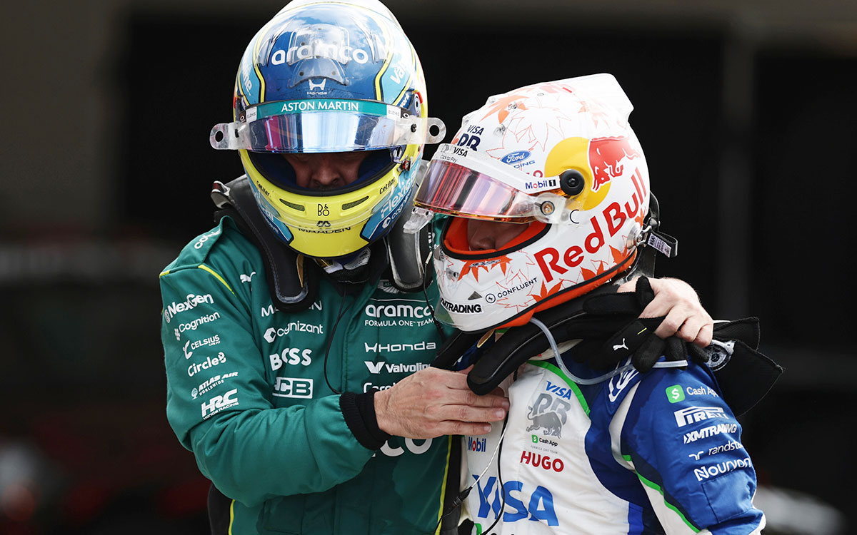 パルクフェルメで肩を抱き合い言葉を交わすフェルナンド・アロンソ（アストンマーティン・ホンダ）と角田裕毅（レーシング・ブルズ）、2026年8月23日(日) F1オランダGP決勝（ザントフォールト・サーキット）