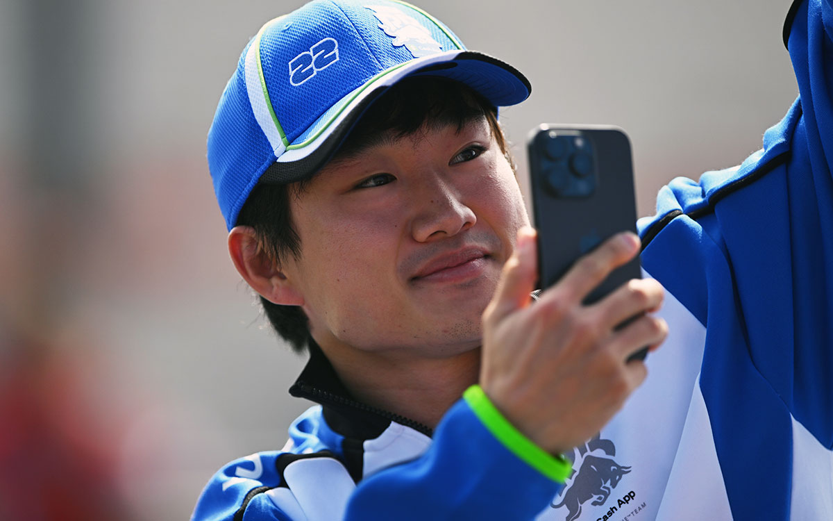ドライバーズパレードでスマートフォンを手にする角田裕毅（レーシング・ブルズ）、2026年8月23日(日) F1オランダGP決勝（ザントフォールト・サーキット）