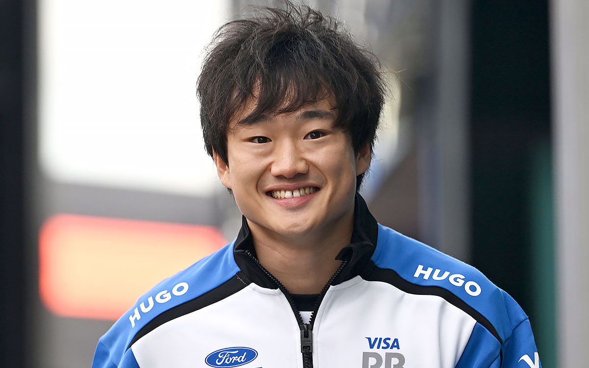 パドックで笑顔を見せる角田裕毅（レーシング・ブルズ）、2026年8月20日(木) F1オランダGPメディアデー（ザントフォールト・サーキット）