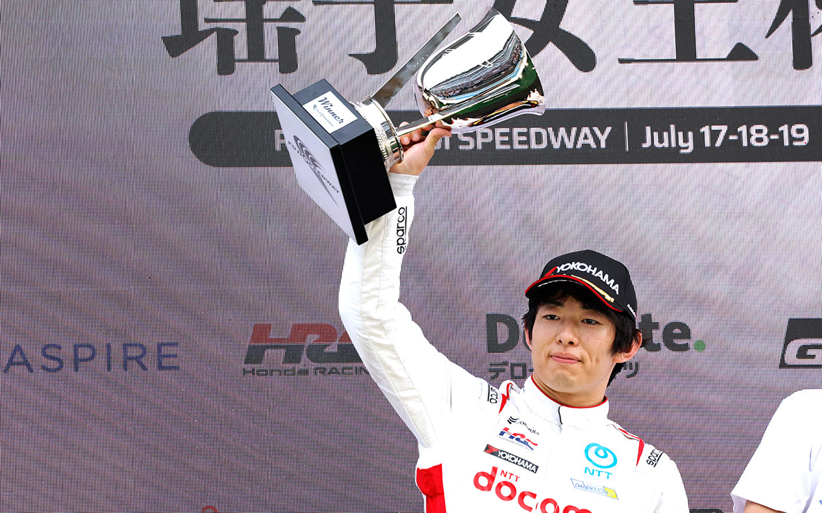 表彰台でトロフィーを掲げる太田格之進（DOCOMO TEAM DANDELION RACING）、2026年7月19日(日) スーパーフォーミュラ第7戦富士決勝（富士スピードウェイ）