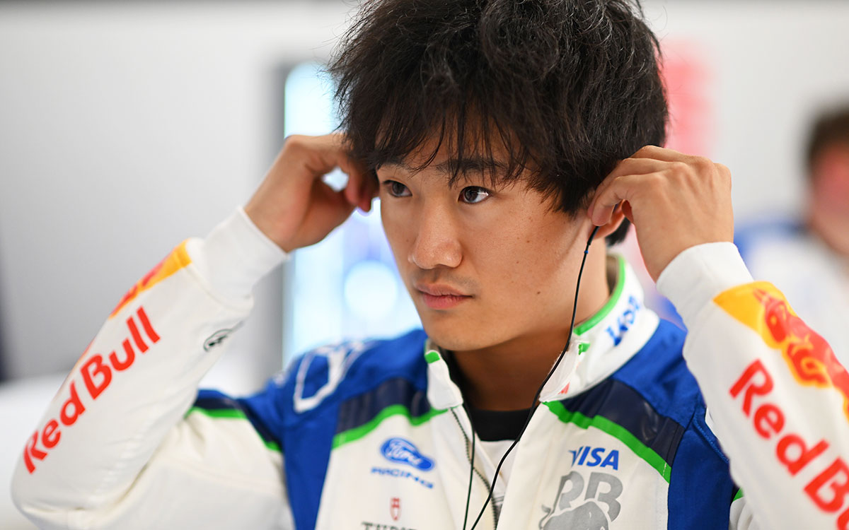 ガレージでシート合わせに向けてイヤホンを装着する角田裕毅（レーシング・ブルズ）、2026年8月20日(木) F1オランダGPメディアデー（ザントフォールト・サーキット）