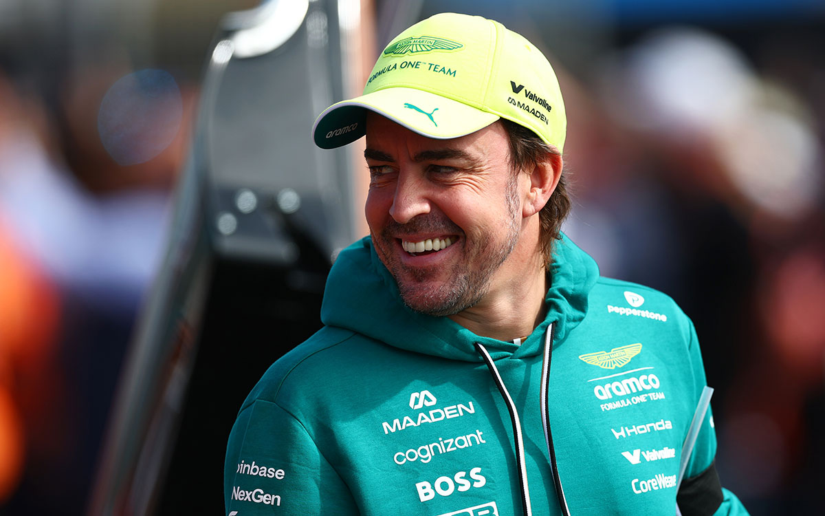 笑顔でパドックを歩くフェルナンド・アロンソ(アストンマーティン・ホンダ)、2026年8月23日(日) F1オランダGP決勝(ザントフォールト・サーキット)