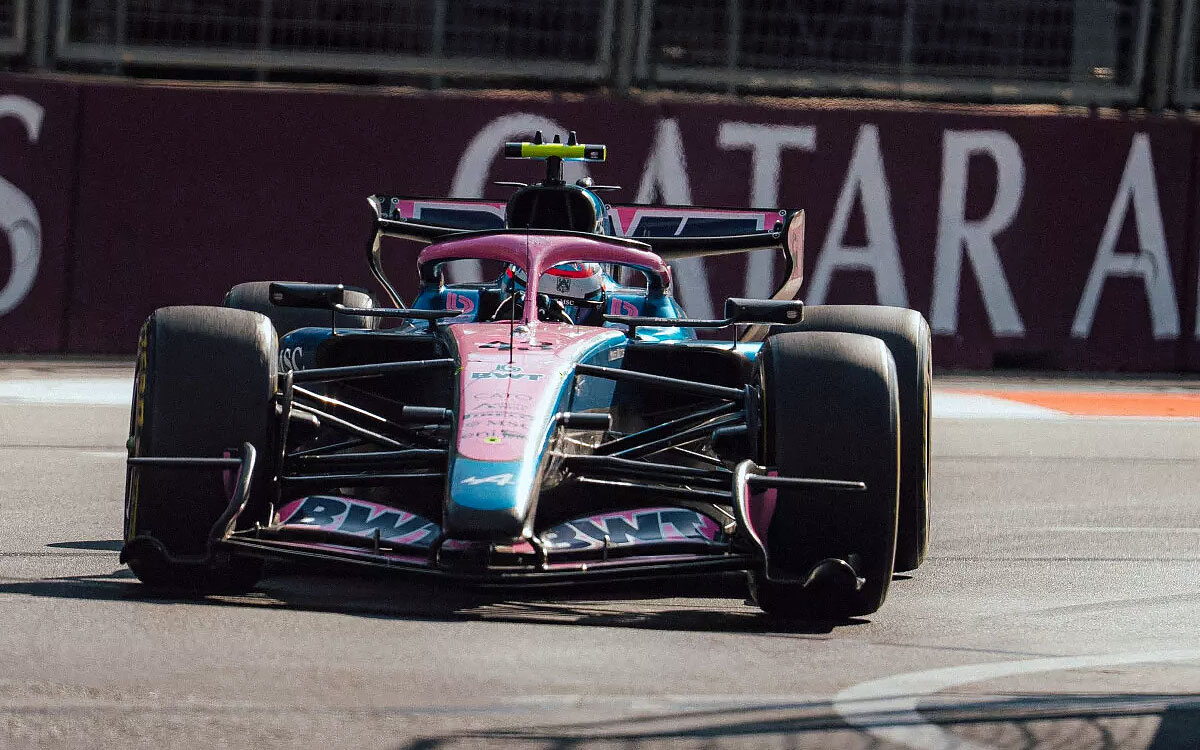 バクー市街地コースを走行するフランコ・コラピント（アルピーヌ）のF1マシン、2026年9月26日(土) F1アゼルバイジャンGP決勝