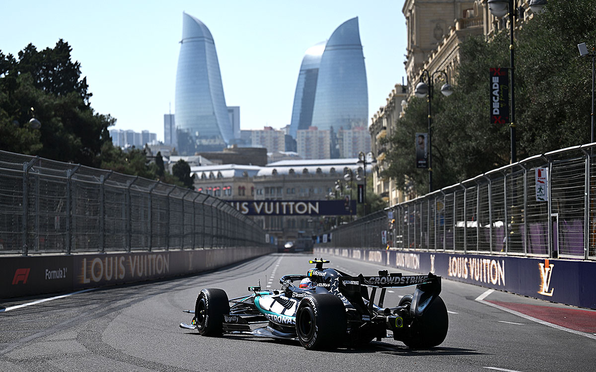 2026年F1アゼルバイジャンGP木曜フリー走行でバクー市街地コースを走行するアンドレア・キミ・アントネッリ（メルセデス）-2026年9月24日バクー市街地コース