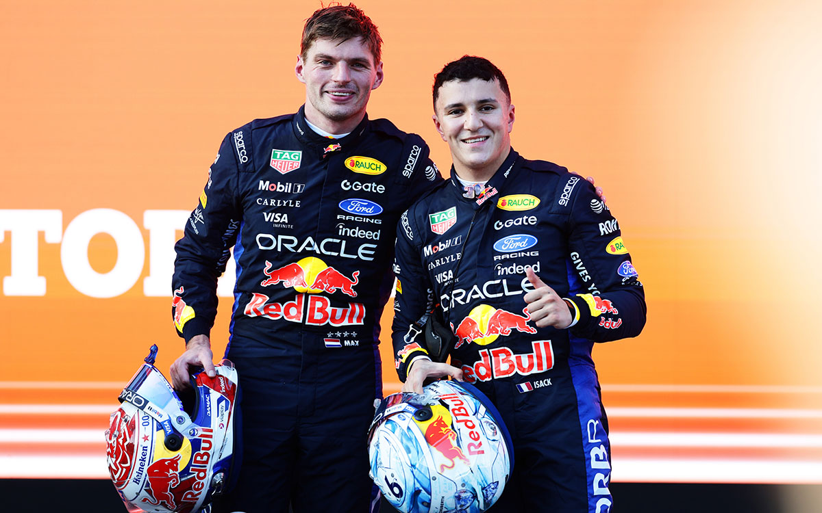 パルクフェルメでヘルメットを手に笑顔で並ぶレッドブル・レーシングの2位マックス・フェルスタッペンと3位アイザック・ハジャー、2026年9月26日(土) F1アゼルバイジャンGP決勝（バクー市街地コース）