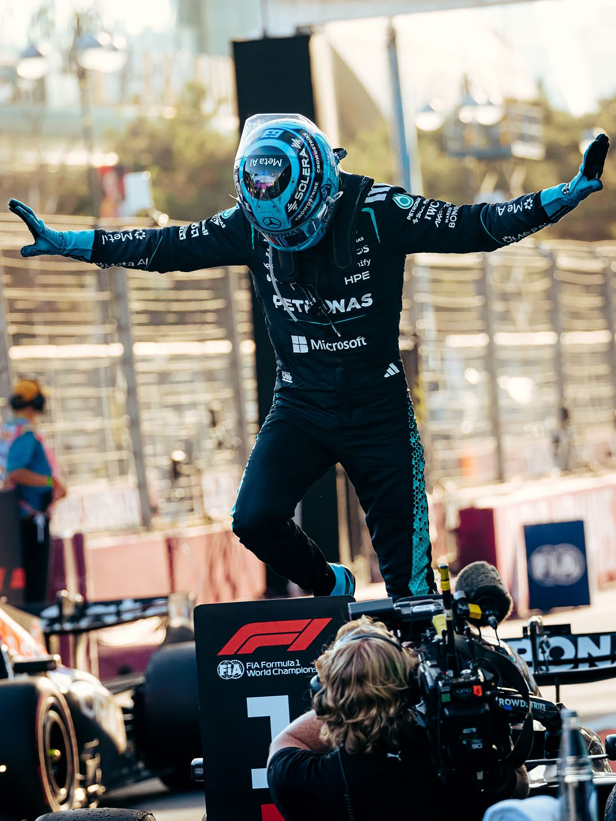 優勝後に両腕を広げて喜びを表すジョージ・ラッセル（メルセデス）、2026年9月26日(土) F1アゼルバイジャンGP決勝（バクー市街地コース）