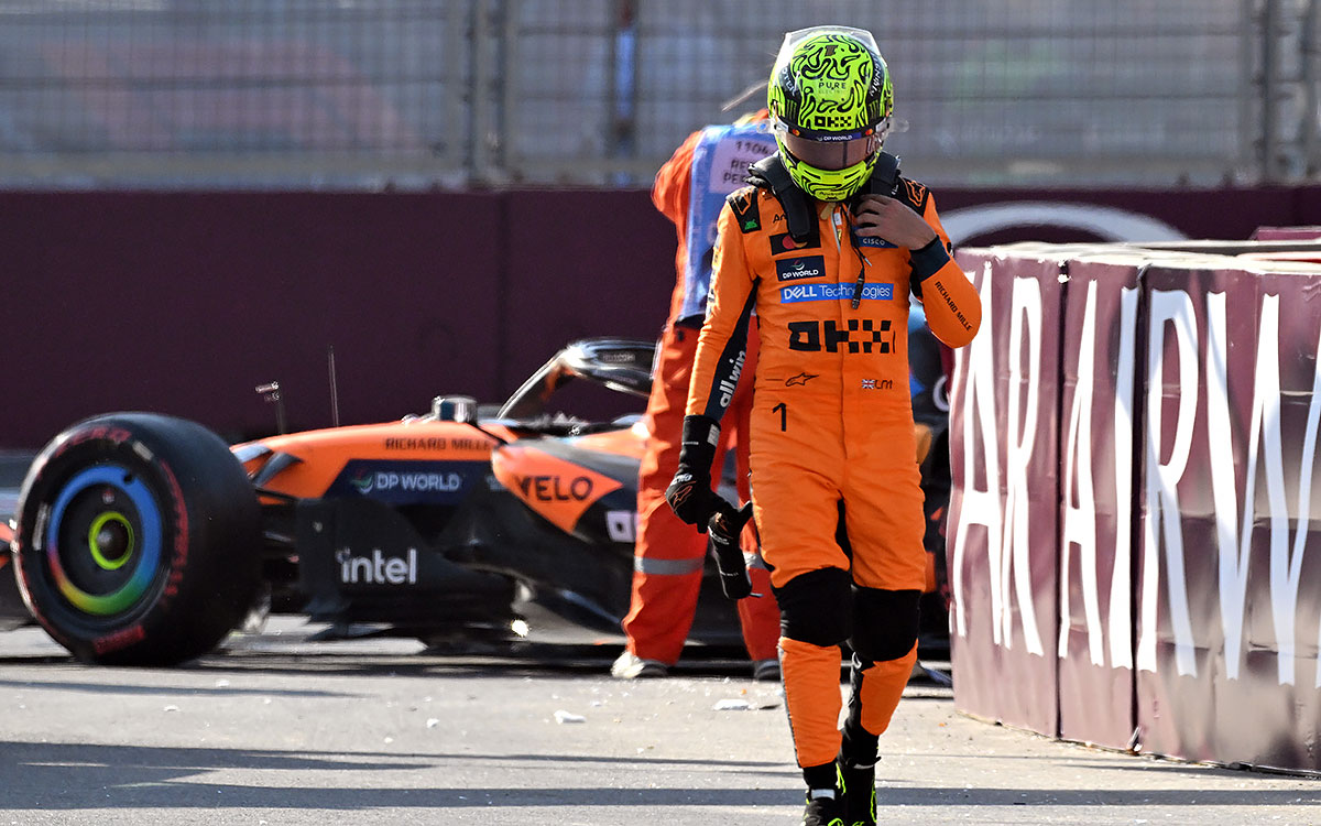 追突事故でマシンを降りコース脇を歩くランド・ノリス（マクラーレン）、2026年9月26日(土) F1アゼルバイジャンGP決勝（バクー市街地コース）