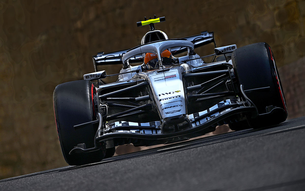 バクー市街地コースを走行するバルテリ・ボッタス(キャデラック)のMAC-26、2026年9月25日(金) F1アゼルバイジャンGPフリー走行3
