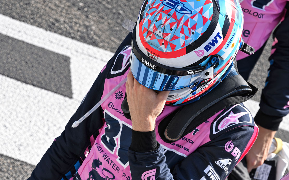 ヘルメットを着用したまま顔を覆うフランコ・コラピント(アルピーヌ)、2026年9月6日(日) F1イタリアGP決勝(モンツァ・サーキット)