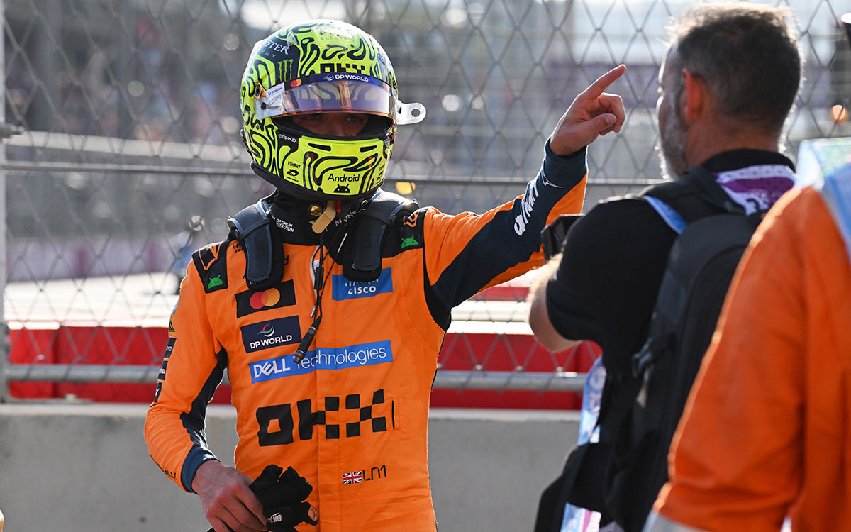 リタイヤを経てコース脇で指を指しながら話すランド・ノリス（マクラーレン）、2026年9月26日(土) F1アゼルバイジャンGP決勝（バクー市街地コース）