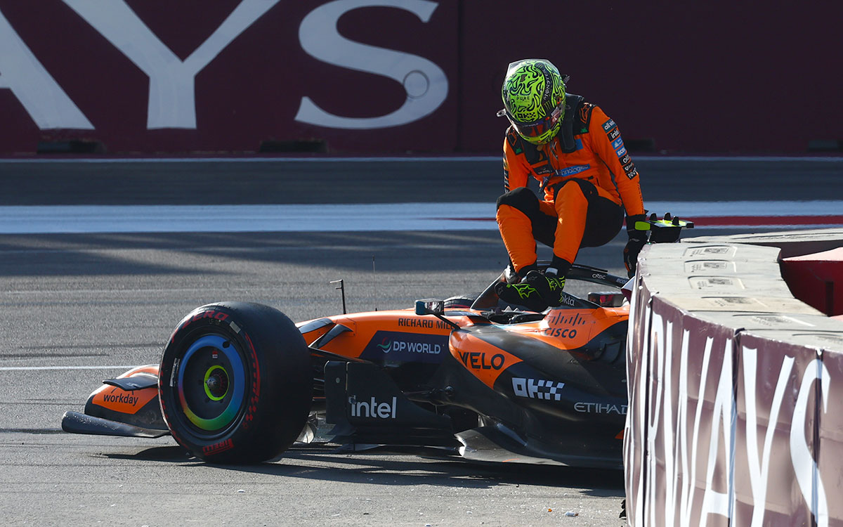 コース脇のバリアに接触したマシンから降りるランド・ノリス（マクラーレン）、2026年9月26日(土) F1アゼルバイジャンGP決勝（バクー市街地コース）