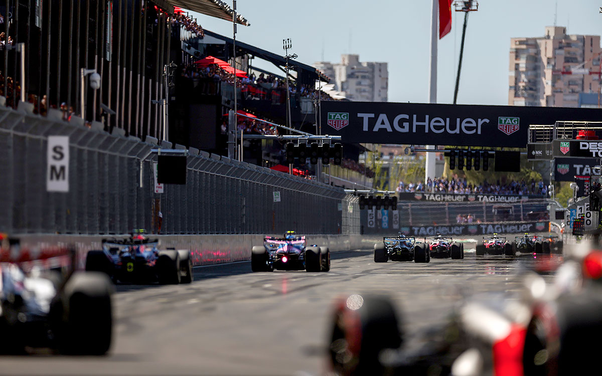マドリンクのメインストレートを走行するマシンの一団、2026年9月13日(日) F1スペインGP決勝