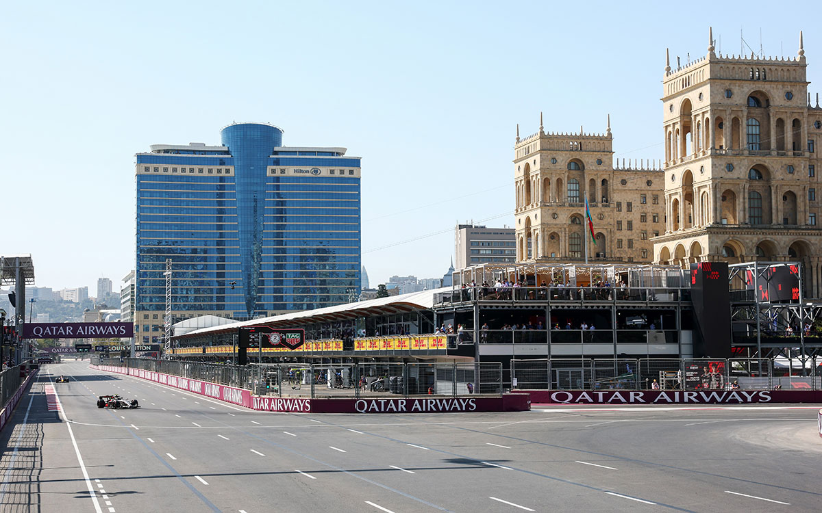 バクー市街地コースのメインストレートとターン1、2026年9月25日(金) F1アゼルバイジャンGPフリー走行