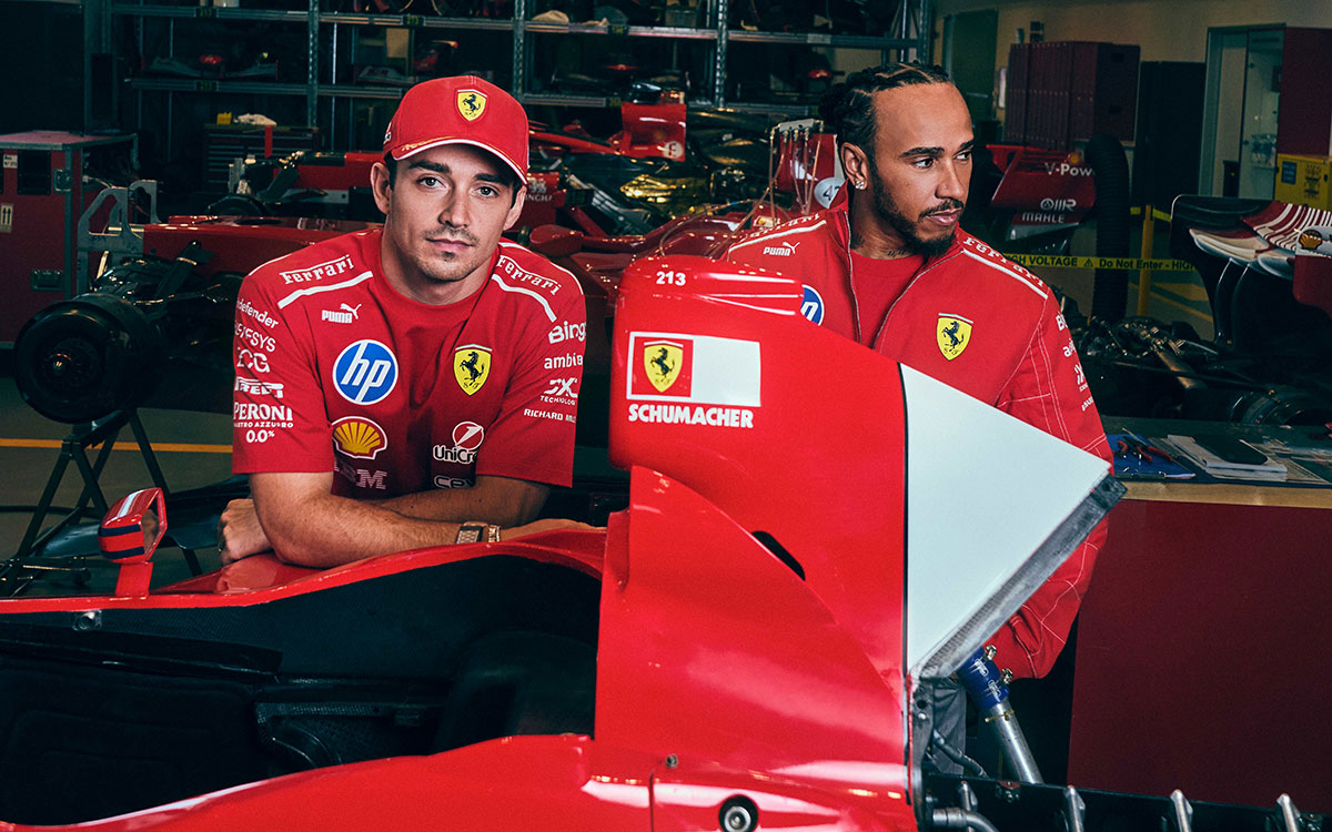 ミハエル・シューマッハの名が入った歴代フェラーリF1マシンを前に、特別仕様のチームウェアを着用するフェラーリのシャルル・ルクレールとルイス・ハミルトン、2026年F1イタリアGP