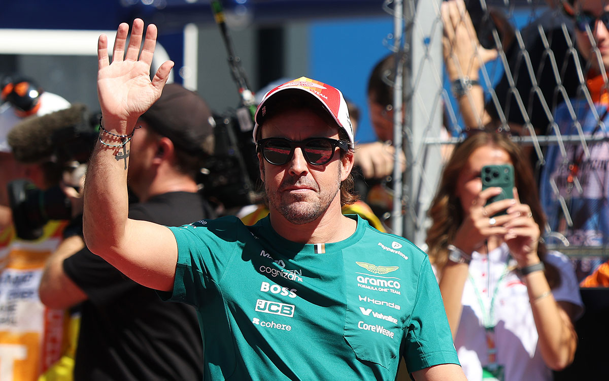 ファンに向かって手を振るフェルナンド・アロンソ(アストンマーティン・ホンダ)、2026年9月13日(日) F1スペインGP決勝(マドリンク)