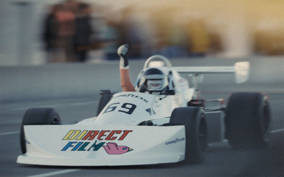 映画『Villeneuve Rise of a Legend』で、フォーミュラカーを走らせながら拳を突き上げるジル・ヴィルヌーヴを再現した劇中シーン