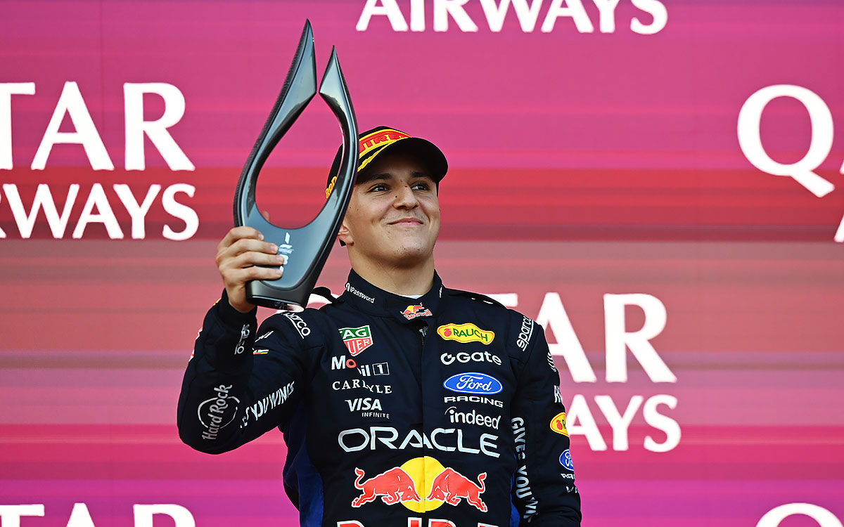 表彰台で3位のトロフィーを掲げるアイザック・ハジャー（レッドブル・レーシング）、2026年9月26日(土) F1アゼルバイジャンGP決勝（バクー市街地コース）