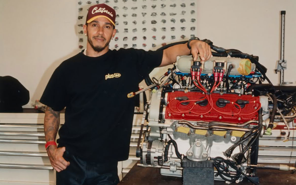 レストア中のフェラーリF40のV8ツインターボエンジンと並ぶルイス・ハミルトン（フェラーリ）、2026年8月31日(月)