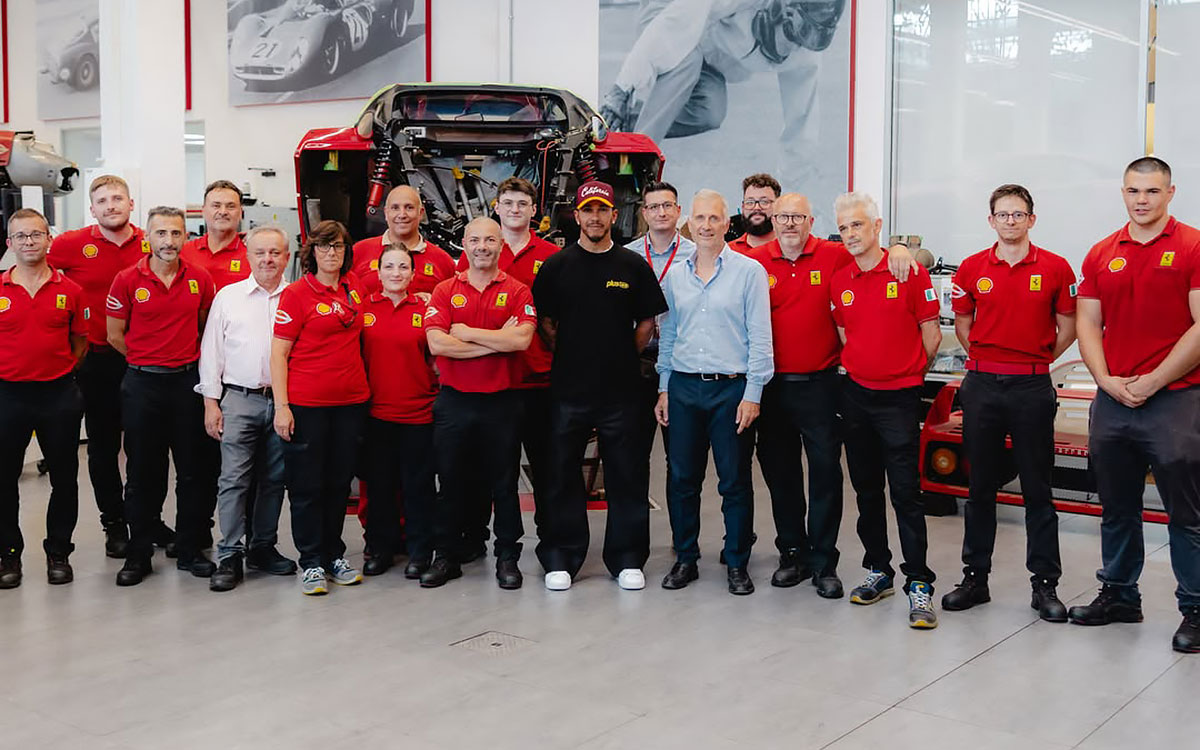 マラネッロのフェラーリ工場でF40のレストアを担当したスタッフと記念撮影するルイス・ハミルトン（フェラーリ）、2026年8月31日(月)