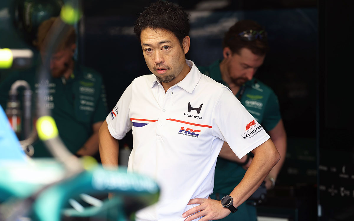 アストンマーティン・ホンダのガレージでマシンを見つめる折原伸太郎（HRCトラックサイド・ゼネラルマネージャー兼チーフエンジニア）、2026年9月25日(金) F1アゼルバイジャンGPフリー走行3（バクー市街地コース）