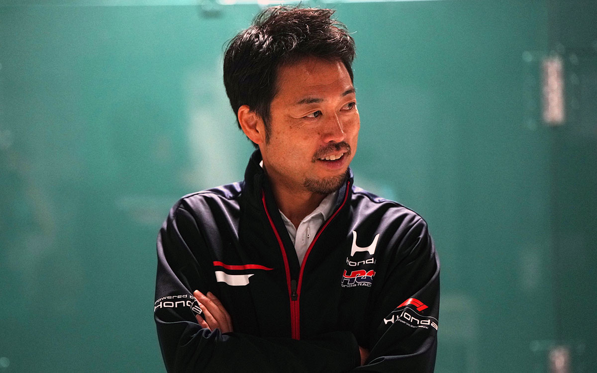 ガレージで腕を組みながら笑顔を見せる折原伸太郎（ホンダ・レーシング トラックサイド・ゼネラルマネージャー兼チーフエンジニア）、2026年9月11日(金) F1スペインGPフリー走行（マドリンク）