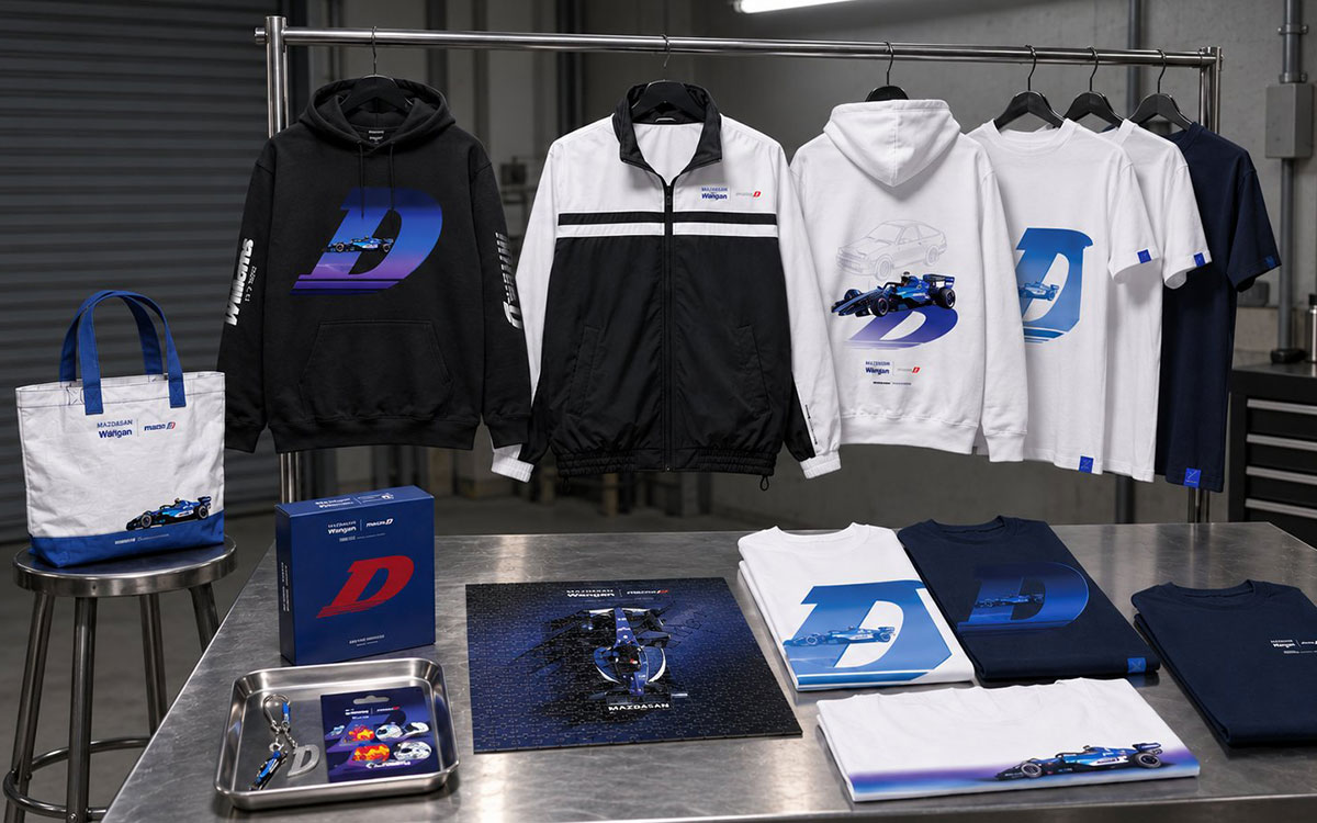 F1マシンや「D」のグラフィックをあしらったTシャツ、フーディー、ジャケット、トートバッグ、パズルなどのウィリアムズF1チームと『頭文字D』のコラボレーション商品14点