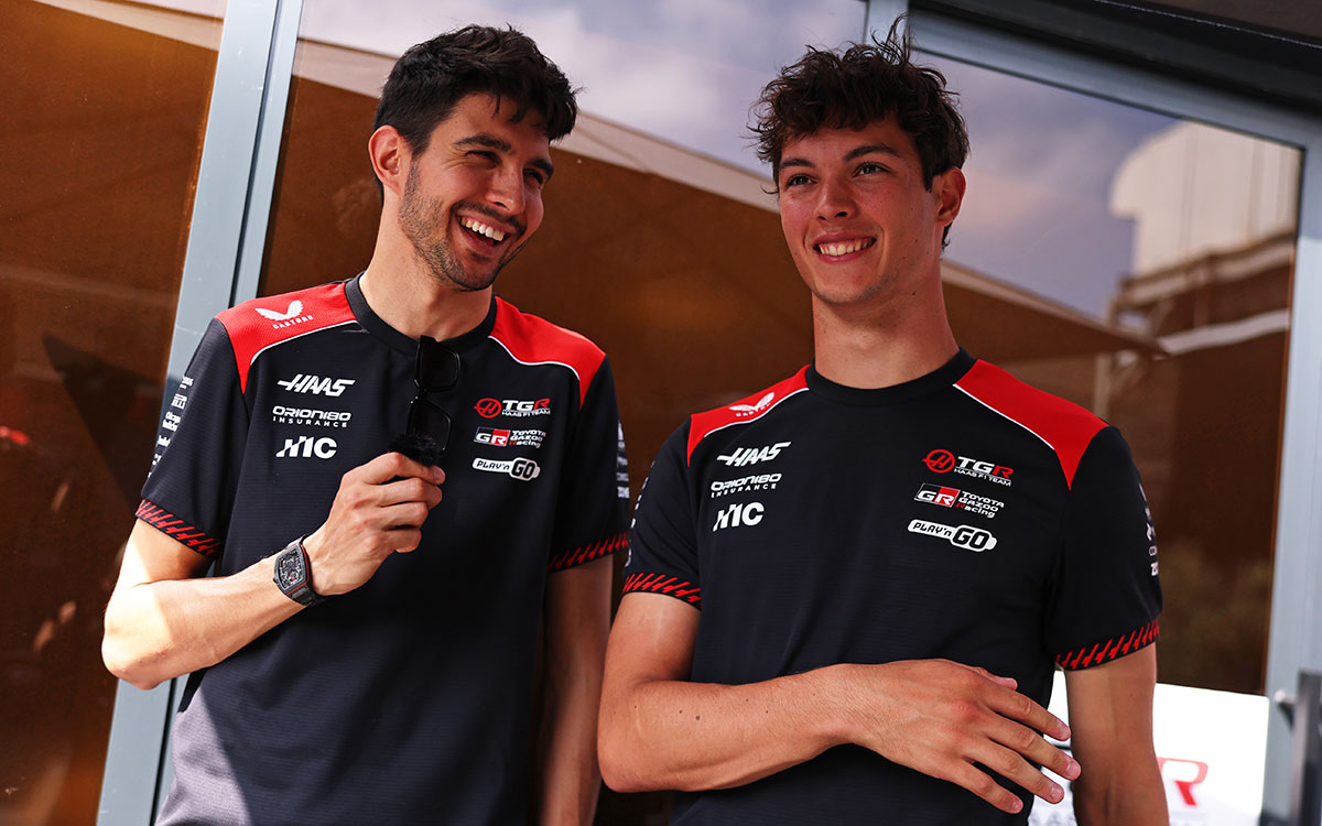談笑するハースのエステバン・オコンとオリバー・ベアマン、2026年9月23日(水) F1アゼルバイジャンGPメディアデー（バクー市街地コース）