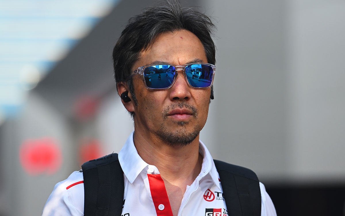 サングラスとイヤホンを着用してパドックを歩く小松礼雄(ハース代表)、2026年9月23日(水) F1アゼルバイジャンGPメディアデー(バクー市街地コース)