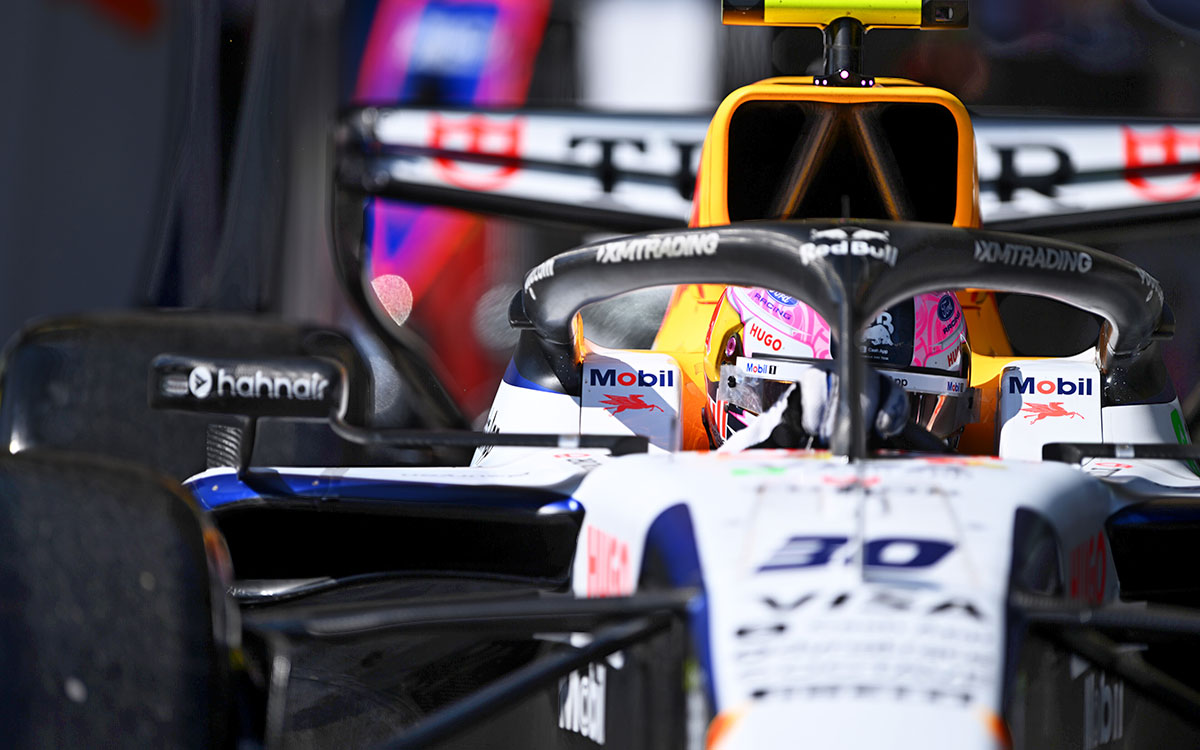 ピットレーンを走行するリアム・ローソン（レーシング・ブルズ）のVCARB 03、2026年9月24日(木) F1アゼルバイジャンGPフリー走行（バクー市街地コース）
