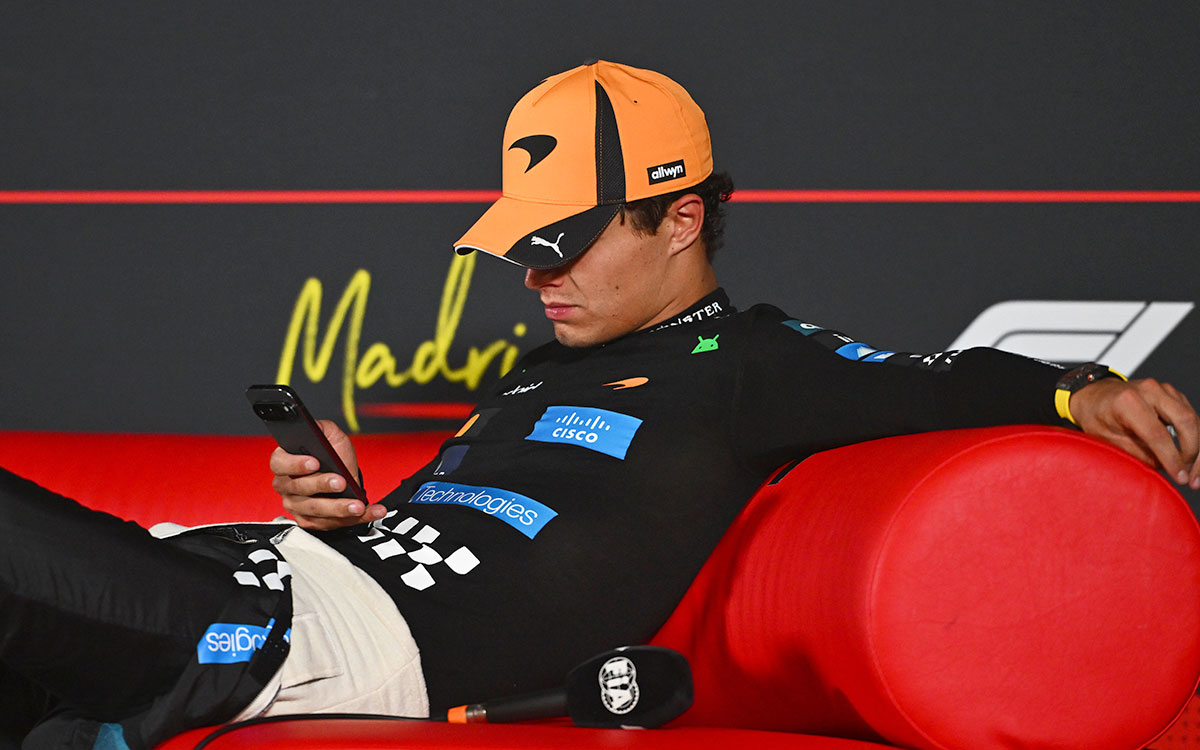 トップ3会見を前に赤いソファに座りスマートフォンを操作する3位ランド・ノリス（マクラーレン）、2026年9月13日(日) F1スペインGP決勝（マドリンク）