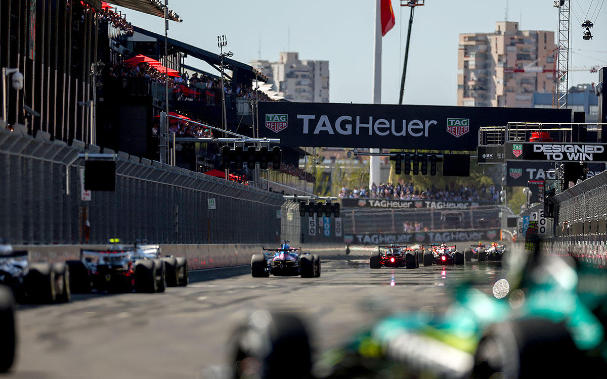 マドリンクのメインストレートを走行するF1マシンの隊列、2026年9月13日(日) F1スペインGP決勝
