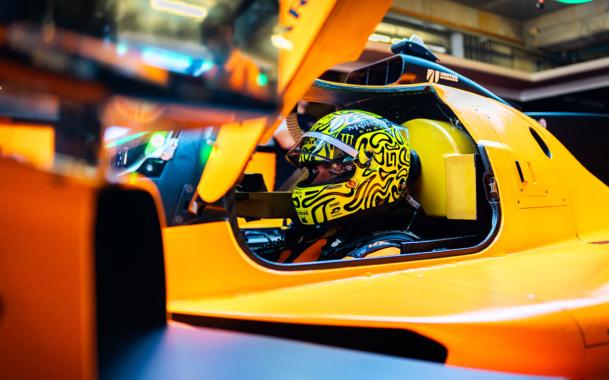 マクラーレンの新型ハイパーカーMCL-HYのコックピットに収まるランド・ノリス（マクラーレン）、2026年9月14日(月) ポルトガルでの開発テスト
