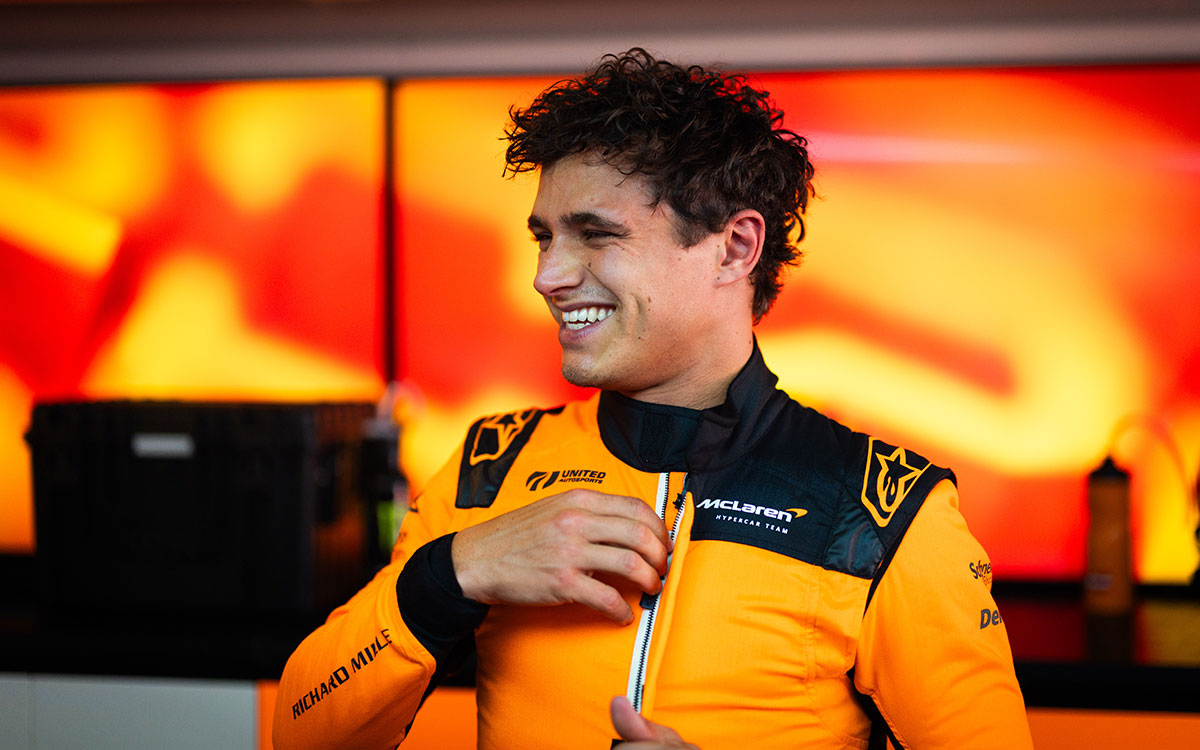 マクラーレン・ハイパーカー・チームのレーシングスーツ姿で笑顔を見せるランド・ノリス(マクラーレン)、2026年9月14日(月) ポルトガルでのMCL-HY開発テスト