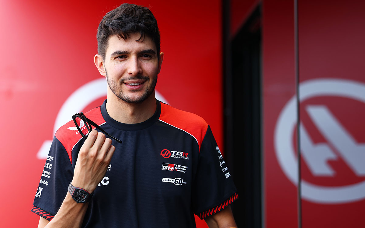 サングラスを手に笑顔を見せるエステバン・オコン（ハース）、2026年9月6日(日) F1イタリアGP決勝（モンツァ・サーキット）
