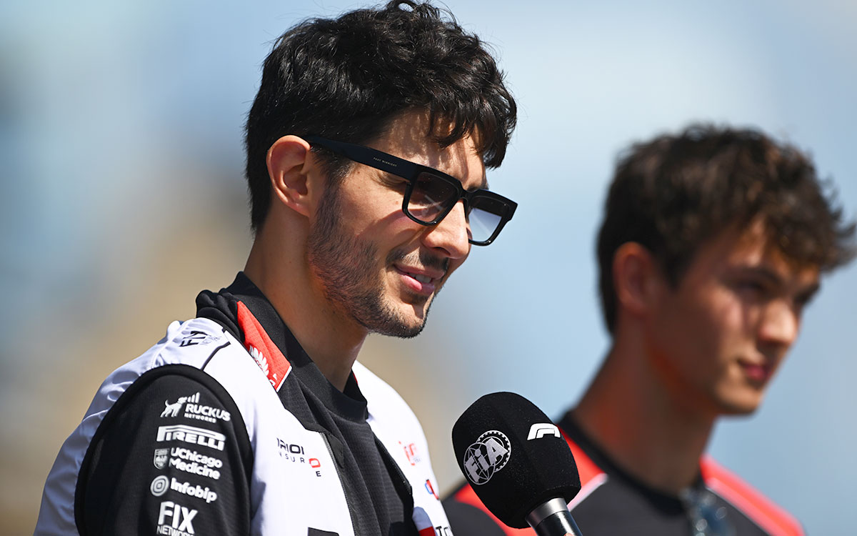 サングラス姿でインタビューに応じるエステバン・オコン（ハース）、2026年9月26日(土) F1アゼルバイジャンGP決勝（バクー市街地コース）