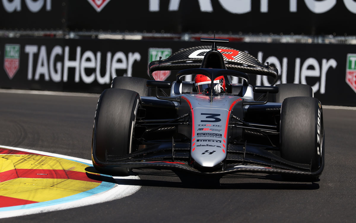 マドリンクを走行する宮田莉朋（ハイテック）の3号車、2026年9月13日(日) FIA-F2スペイン・フィーチャーレース